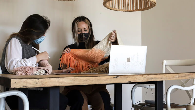 Nicole Brande y Valentina Bocchi, estudiante y graduada de la Licenciatura en Diseño de Modas de ORT respectivamente.