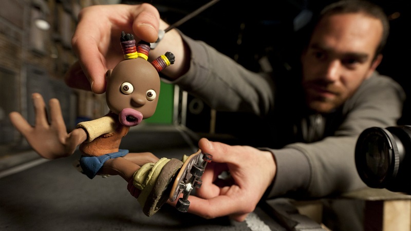 *Juan Soto trabajando con un personaje de la película Clay Kids. Fuente: Juan Soto Animations*