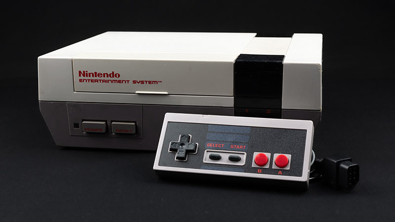 *Nintendo Entertainment System (NES) creada por Nintendo*