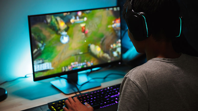 Persona jugando a los videojuegos más esperados este 2025 y que son lanzados este año