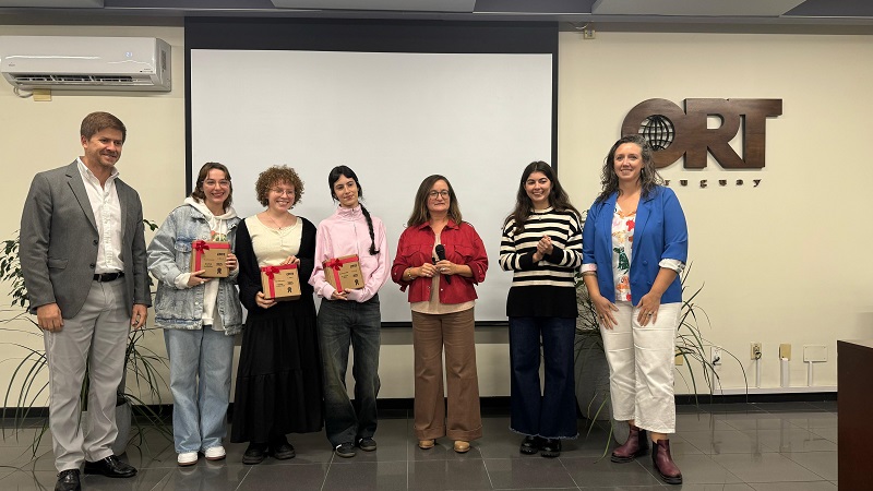 *Las ganadoras del 2.º premio: Sofía Lasida (izquierda), Lucía Fuentes (medio) y Valentina López (derecha)*