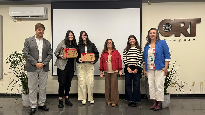 *De izquierda a derecha: Gerardo Turnes, Karen Wilenski, Ronit Laufer, Andrea Montedónico, Agustina Grau y Lic. María Podestá, coordinadora académica de la Licenciatura en Diseño Grafico *