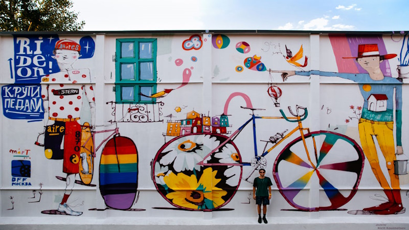 *Mart Began junto a uno de sus murales en Buenos Aires. Imagen: graffitimundo.com