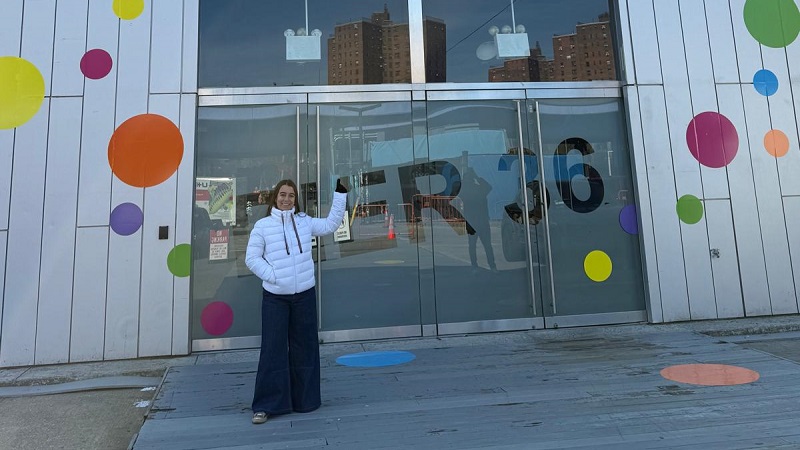 *Bagnasco en la entrada del Art Expo de Nueva York*
