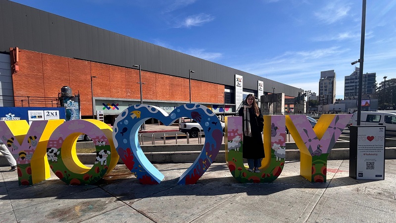 *Lucía Barcia parada entre las letras frente a Tres Cruces*