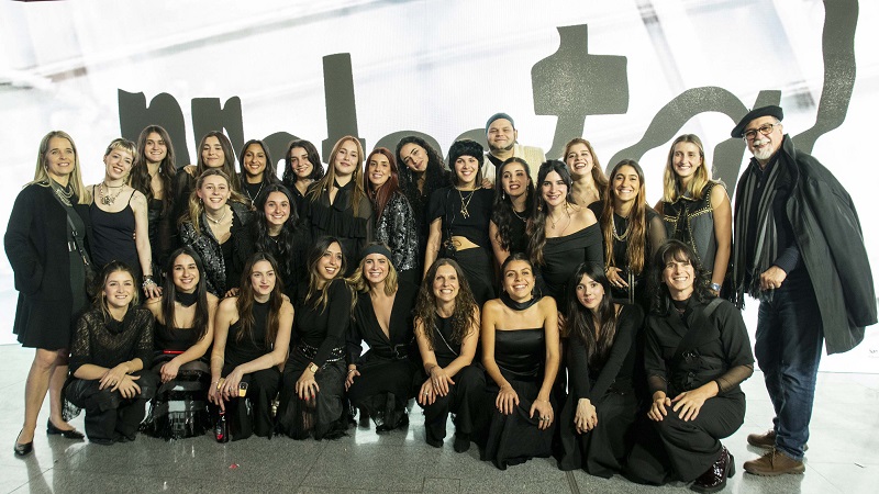 *Lucius con las estudiantes y docentes del curso Diseño y Producción de Eventos de Moda, quienes organizaron el desfile Protesta!. Fuente: @juanlandarin (Instagram)*