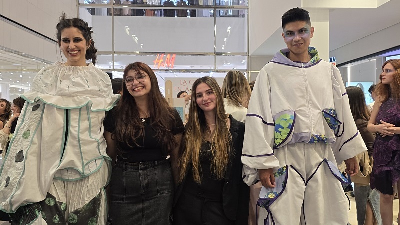 Estudiantes de Moda participaron en campaña contra el cáncer de mama *Carmela Gervaz (izquierda) y Agustina Mata (derecha) junto a los modelos que visten sus diseños. Fuente: Institut Pasteur*