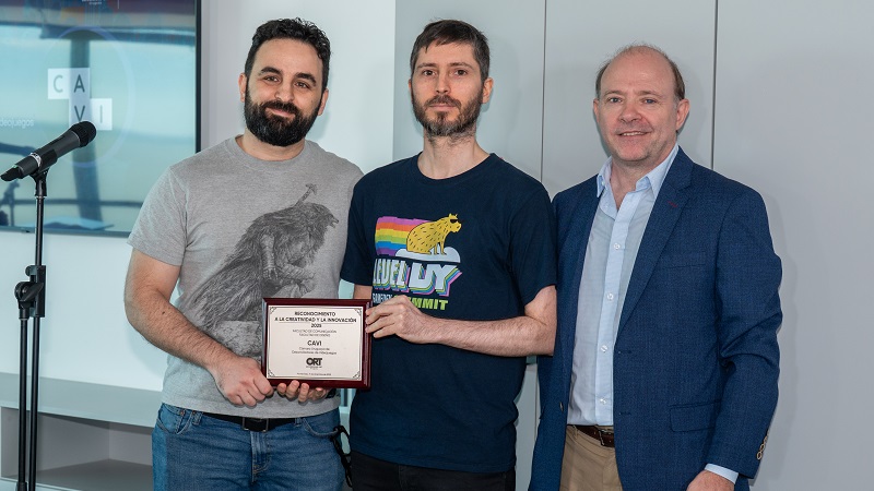 *Gonzalo Mart&iacute;nez y Mauricio Egu&iacute;a, en representaci&oacute;n de CAVI, junto a Alejandro Erram&uacute;n, MFA*