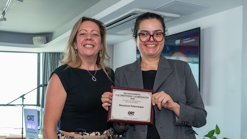 *Nausicaa Palomeque (derecha)*