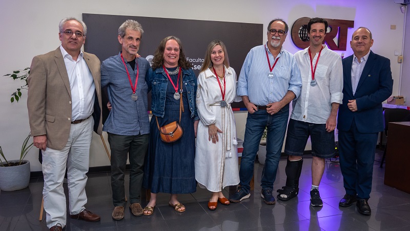 *De izquierda a derecha: Dis. Ind. Daniel Dom&iacute;nguez, Pablo D'Angelo, Laura Cossio, Gabriela Camb&oacute;n, Hugo Mill&aacute;n, Maximiliano Izzi y el Lic. Oscar Aguirre*