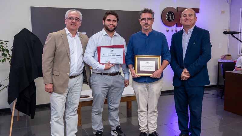 *De izquierda a derecha: Dis. Ind. Daniel Dom&iacute;nguez, V&iacute;ctor Manuel Correa, Diego Fern&aacute;ndez y Lic. Oscar Aguirre*