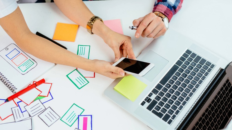 Trabajo de dise&ntilde;o en celular y computadora