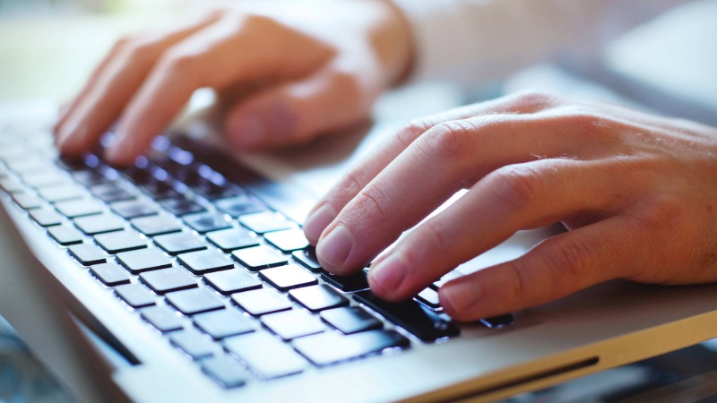 Dise&ntilde;ador con teclado de computadora