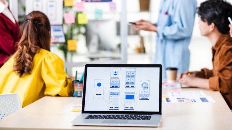 Esquipo de dise&ntilde;o trabajando en proyecto creativo