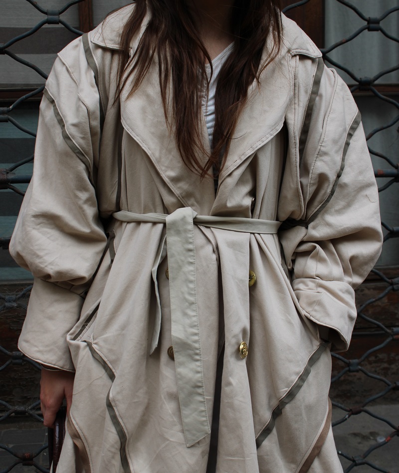 *Detalle del trench lucido por Tini durante el concierto*