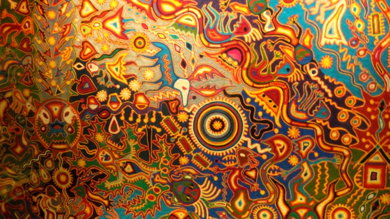 *La visi&oacute;n de &laquo;Tatutsi Xuweri Timaiweme&raquo; de Juan Carlos Fonseca Mata, basado en obra de arte wix&aacute;rika. Fuente: Wikimedia Commons. Licencia: Creative Commons Atribuci&oacute;n-CompartirIgual 4.0 Internacional (CC BY-SA 4.0).*