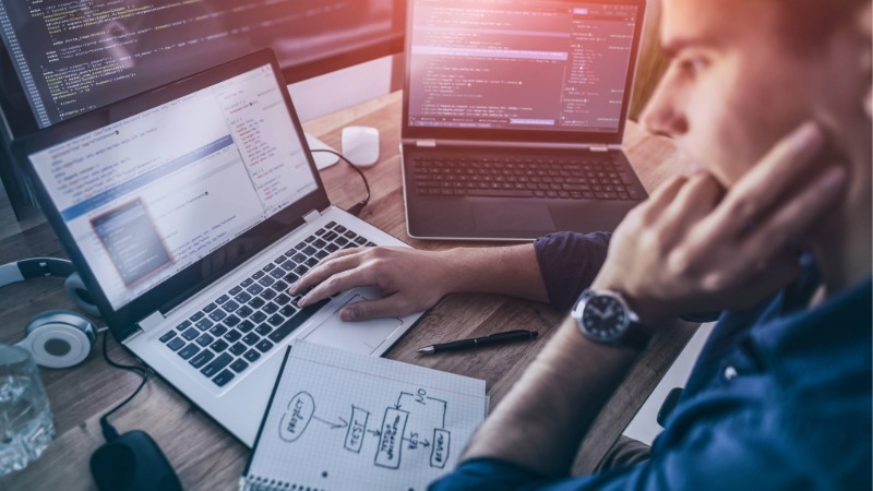 Dise&ntilde;ador trabajando en computadora