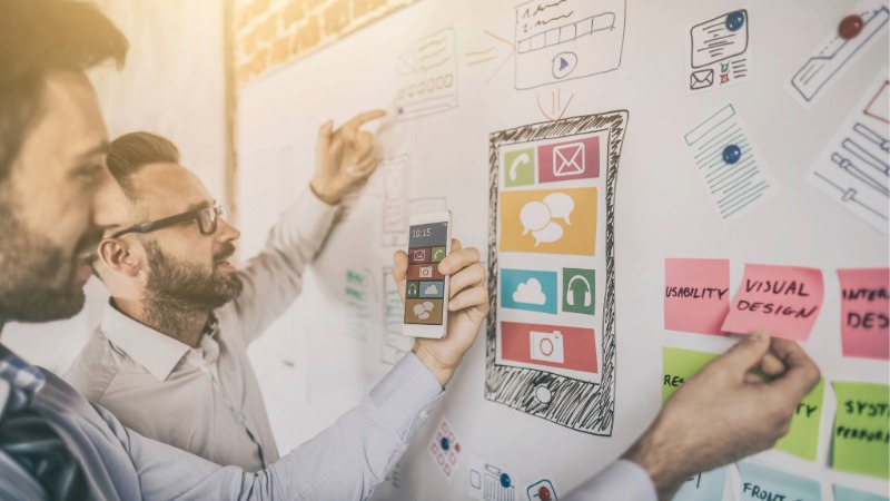 Dise&ntilde;adores construyendo interface