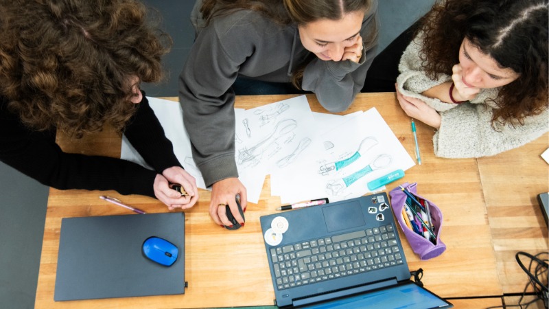 Dise&ntilde;adores trabajando en computadora