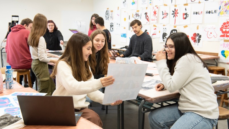 Grupo de estudiantes de dise&ntilde;o