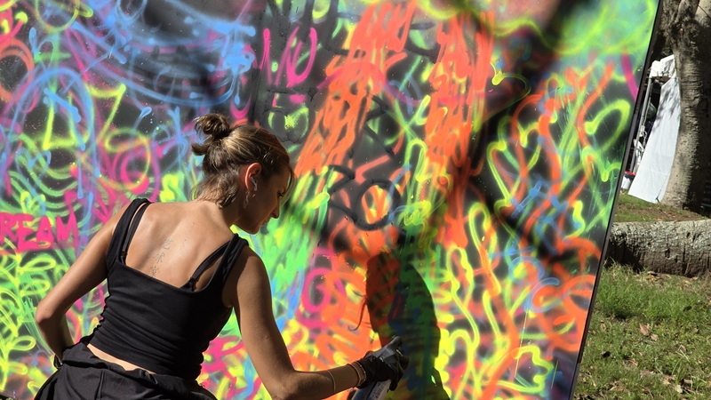 Intervenci&oacute;n art&iacute;stica de una dise&ntilde;adora gr&aacute;fica y estudiante de Arte y Tecnolog&iacute;a en Degusto