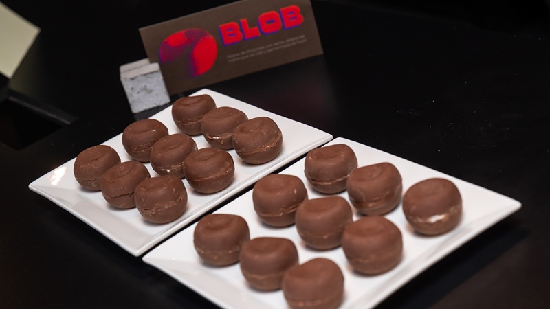 *Blob, de Tomás Piquet y Agustina Núñez, transforma la espuma del café en un bombón de merengue con corazón crujiente de garrapiñada*