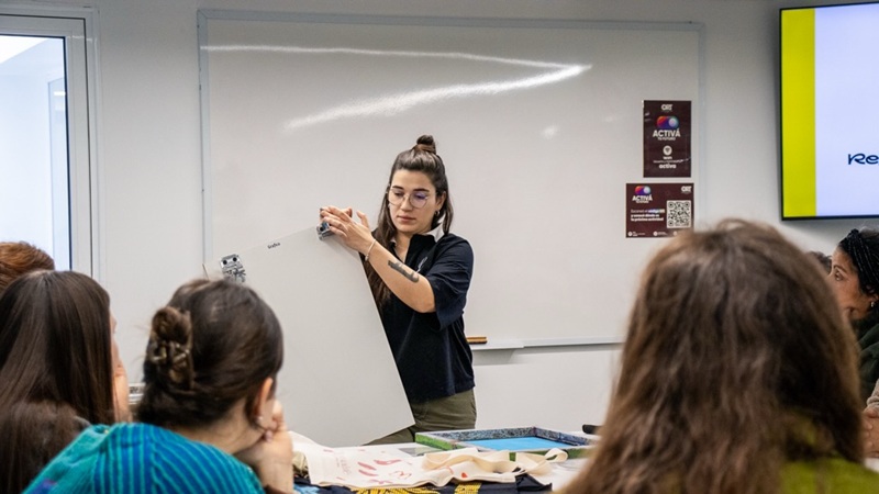 *Lucía Loriente, fundadora de ISHO, dictando el taller "El oficio también es manifiesto"*