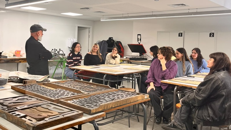 *Gabriel Pasarisa desarrollando el taller "Tipografía expresiva: forma, textura y huella"*