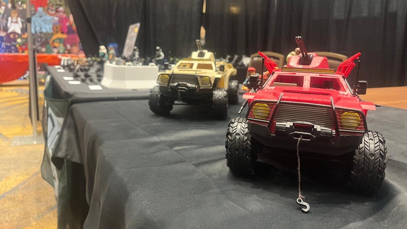 Empresa de figuritas de acci&oacute;n con dise&ntilde;os de integrantes de ORT se expone en una feria de juguetes en Estados Unidos