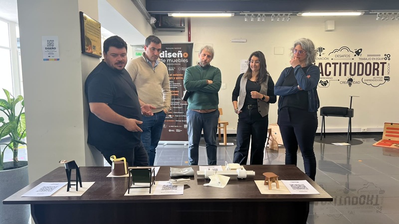 El jurado del Concurso Nacional de Dise&ntilde;o de Muebles eval&uacute;a los proyectos participantes