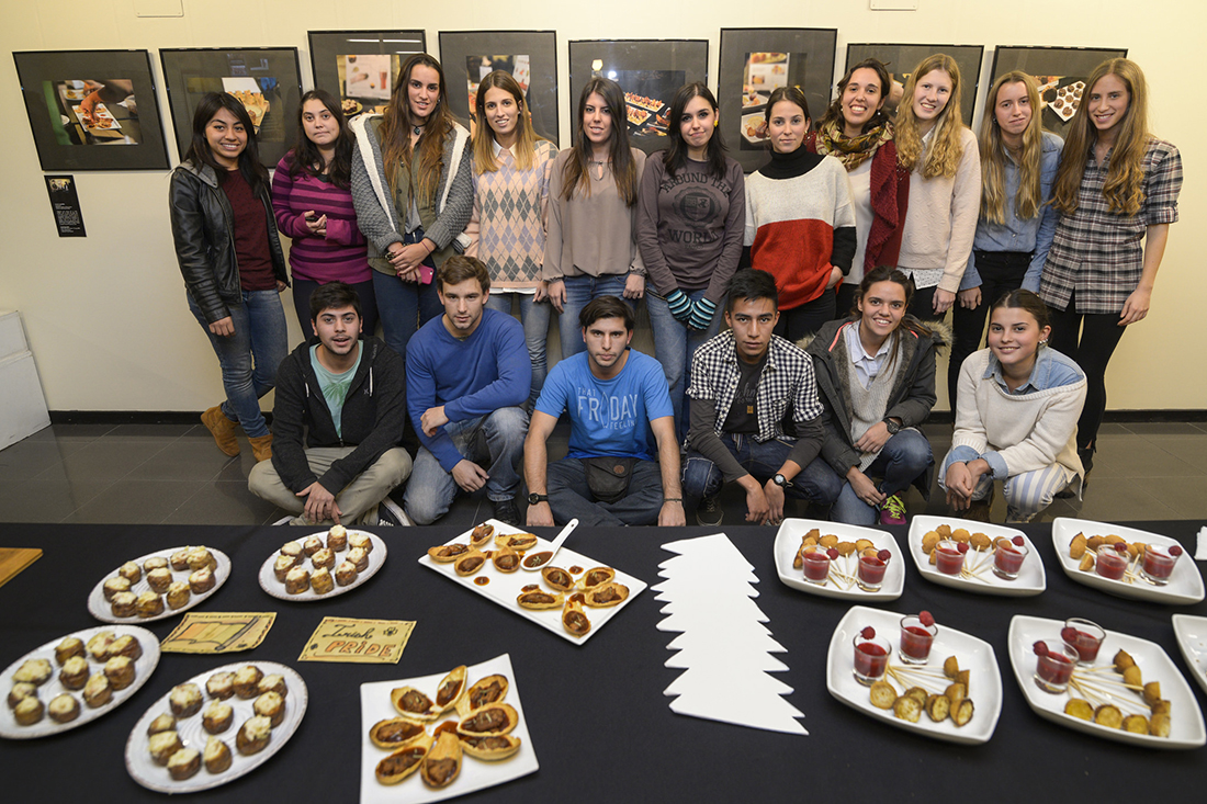 Estudiantes de Diseño Industrial exhiben los productos gastronómicos. Foto: Diego Olivera para Universidad ORT Uruguay.