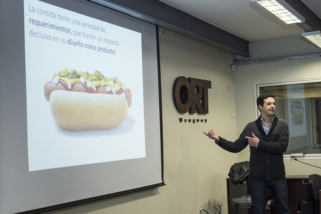 Maximiliano Izzi durante la charla. Foto: Universidad ORT Uruguay.